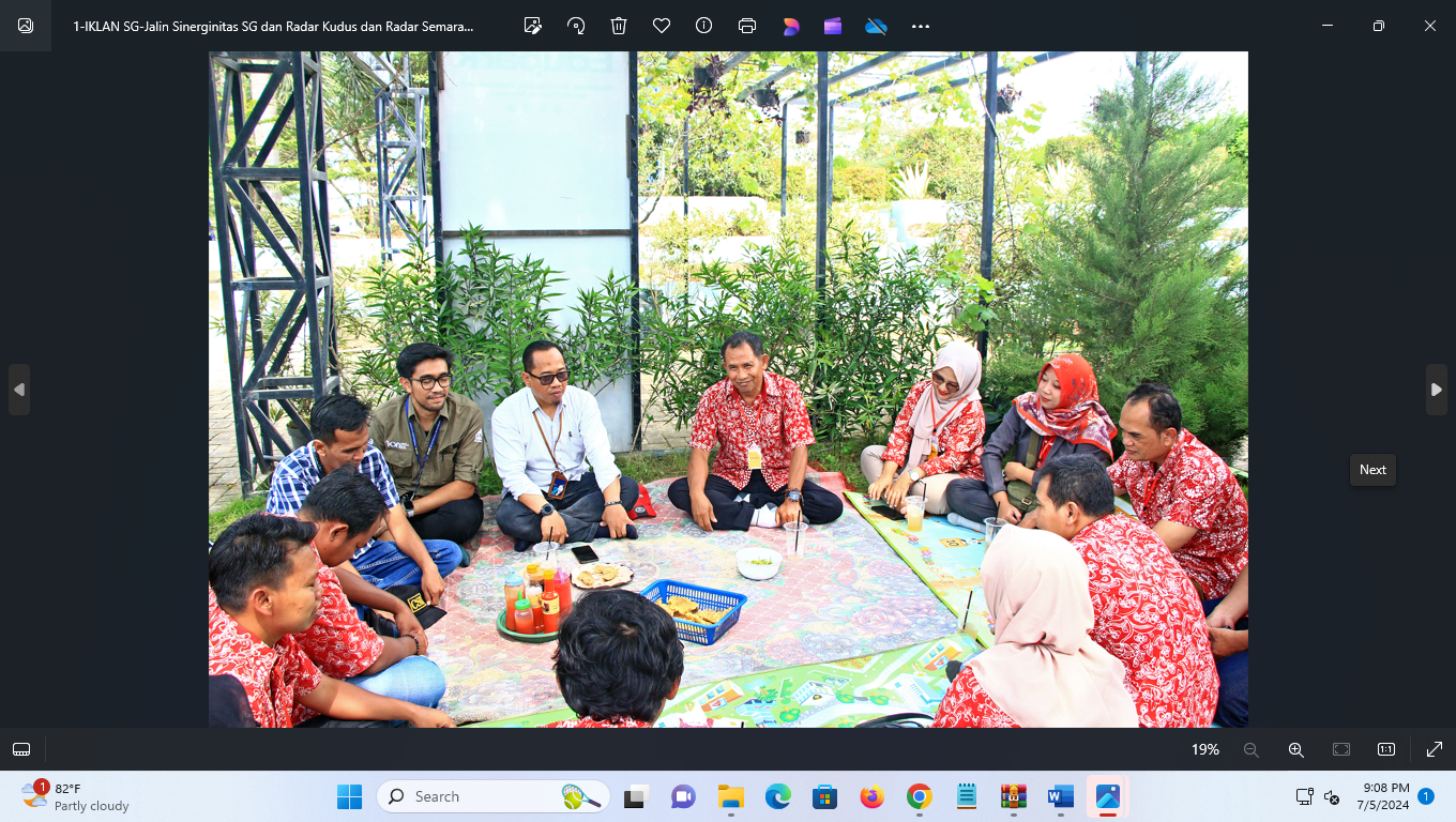 WISNU AJI/RADAR KUDUS JALIN SINERGI: Kepala Unit Komunikasi dan CSR PT Semen Gresik Sulistiyono diskusi dengan Direktur Jawa Pos Radar Kudus dan Semarang Baehaqi di edupark pabrik semen.