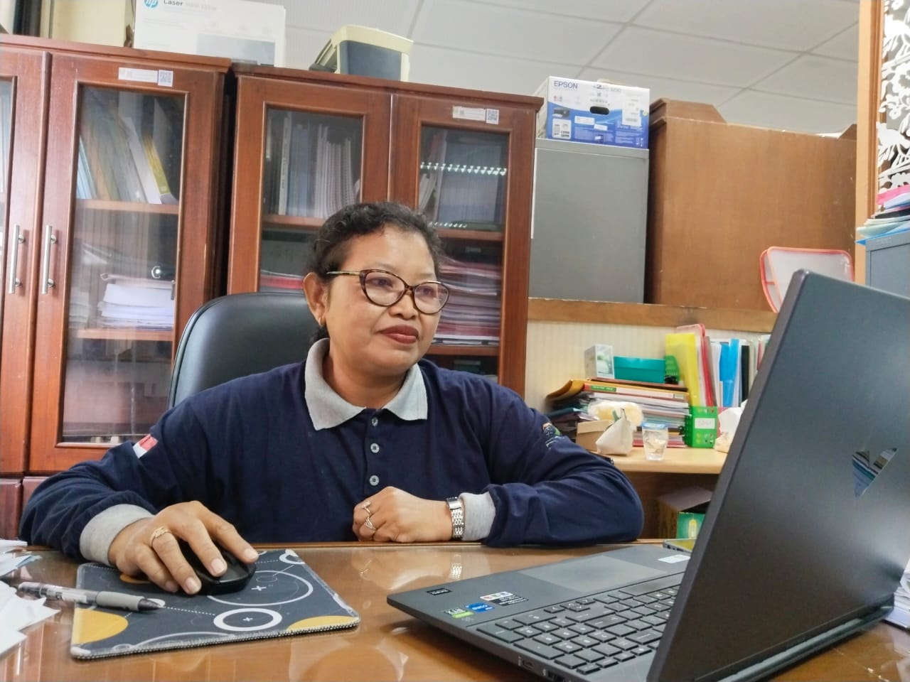BANTUAN SOSIAL: Kepala Bidang Pemerintahan dan Sosial Budaya (Pemsosbud) Badan Perencanaan Pembangunan Daerah (Bappeda) Bappeda Kudus Sri Wahyuni  saat ditemui di kantor.