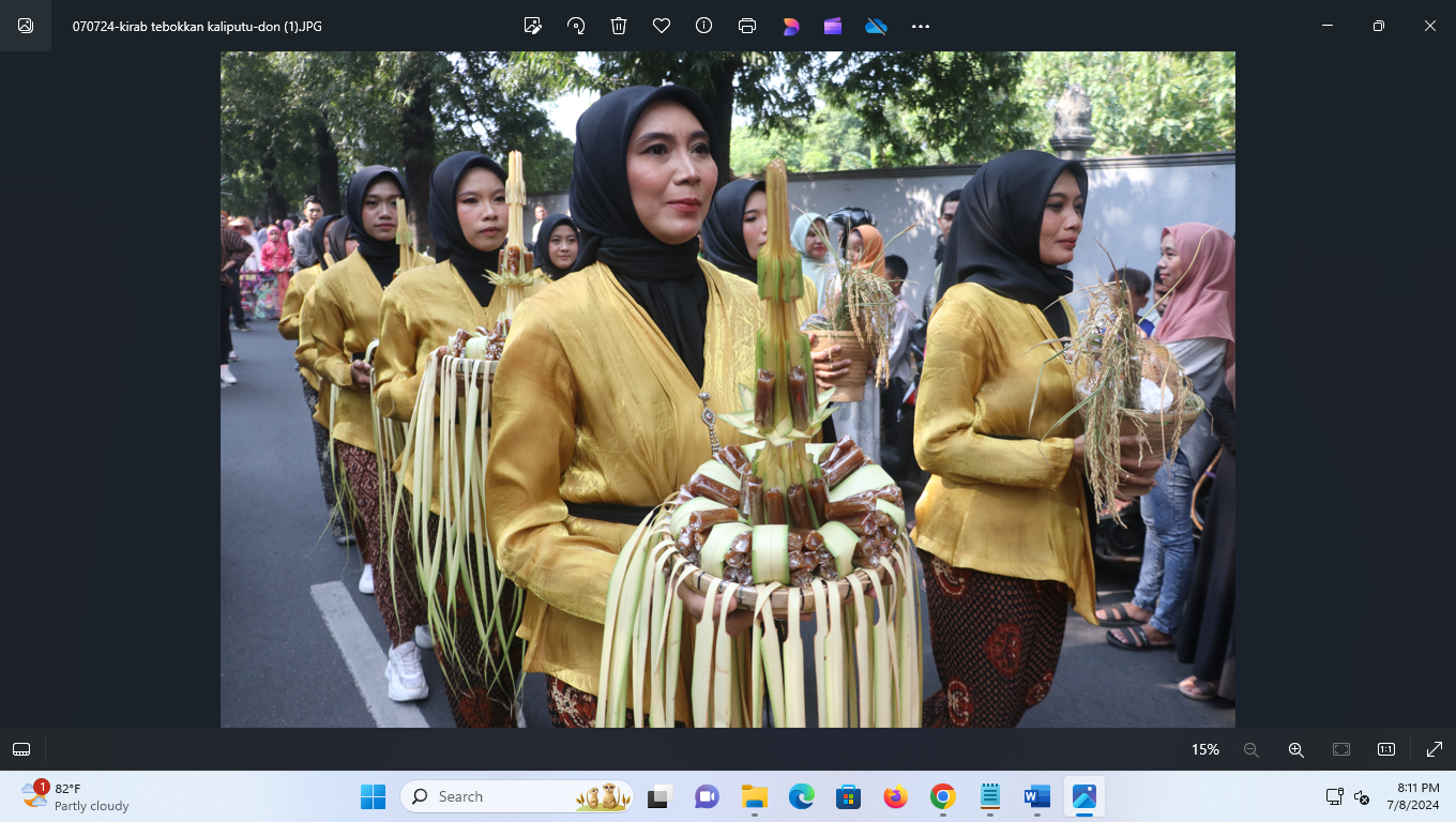 SAMBUT TAHUN BARU ISLAM: Tradisi budaya Kirab Tebokan Jenang digelar di Desa Kaliputu, Kecamatan Kota, Kudus  (7/7). (DONNY SETIYAWAN/RADAR KUDUS)