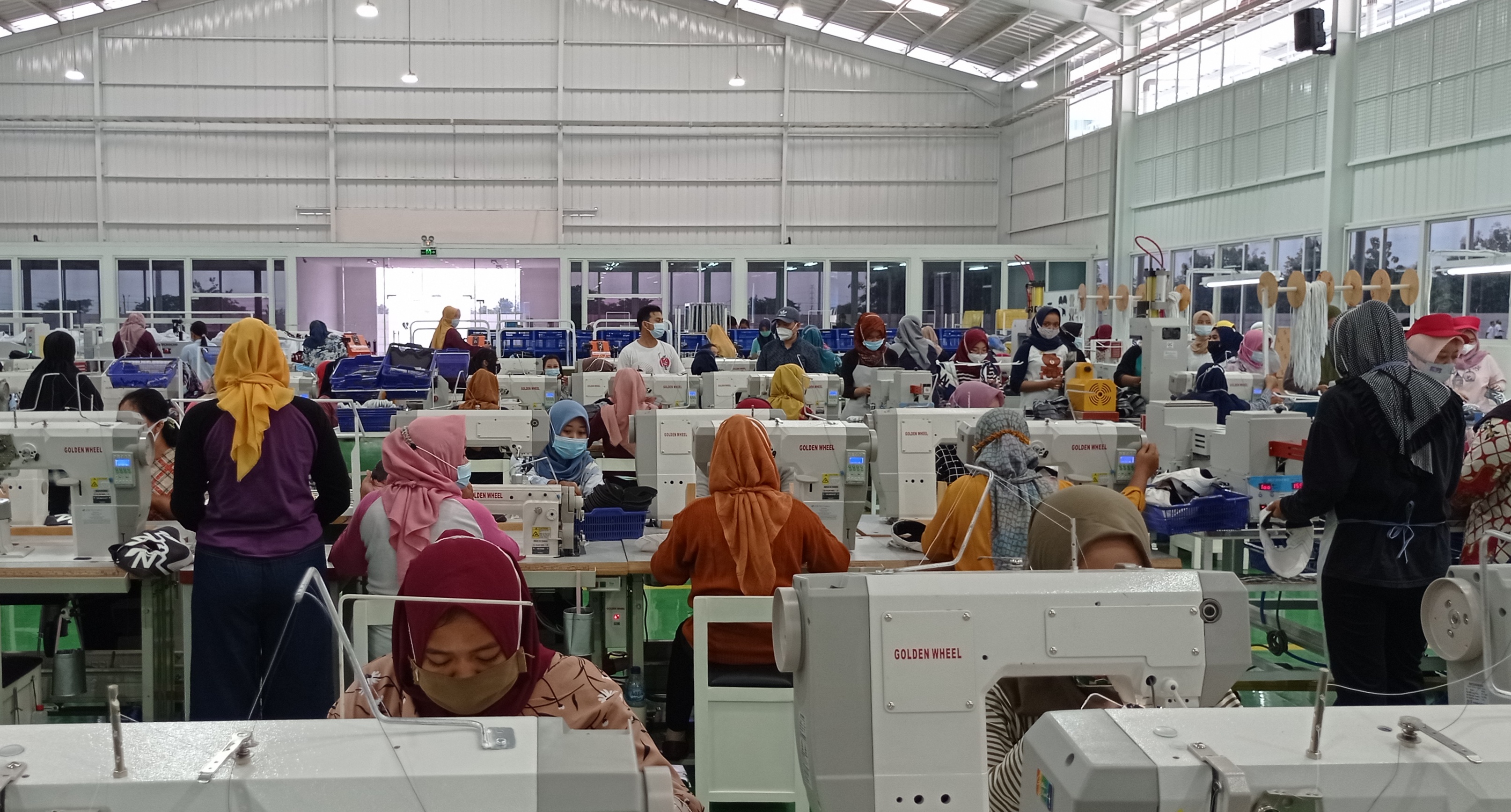 Tenaga kerja perempuan di sebuah perusahaan di Pati sedang merampungkan pekerjaan. ACHMAD ULIL ALBAB/RADAR KUDUS