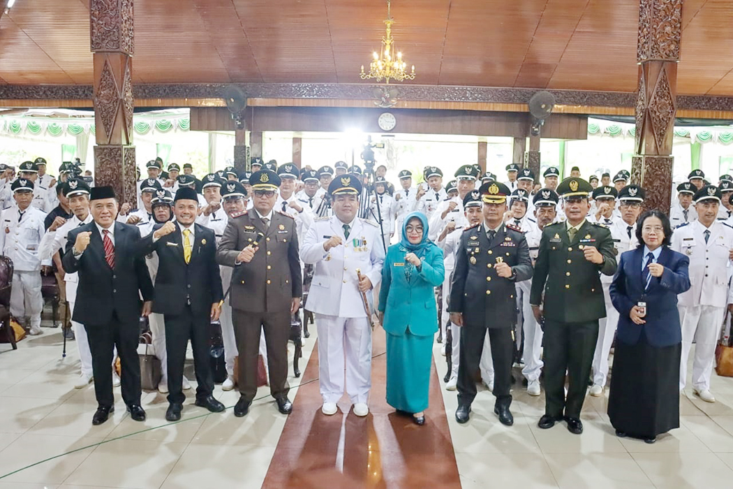 TARGET: Bupati Blora Arief Rohman saat memberikan sambutan dan harapan pada kepala desa yang ditambah masa jabatannya. (ARIF FAKHRIAN KHALIM/RADARPATI.ID)