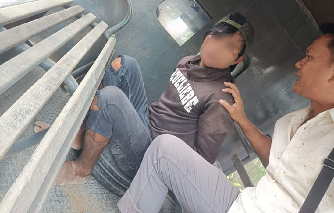 DIAMANKAN: Anggota Polsek Brati amankan tersangka pencurian di rumah milik A.A Gede Rai Serbada warga Desa Kronggen, Kecamatan Brati.(SIROJUL MUNIR/RADARPATI.ID)