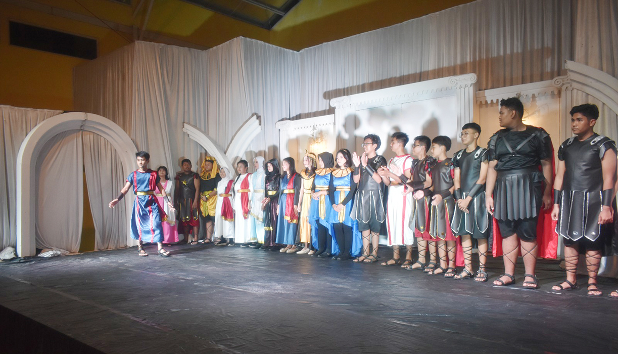 MAHIR: Siswa siswa ELCI Scholl Purwodadi menampilkan drama berbahasa Inggris Julius Caesar di aula SMAN 1 Purwodadi pada Sabtu (6/6) malam lalu. (ELCI UNTUK RADARPATI.ID)