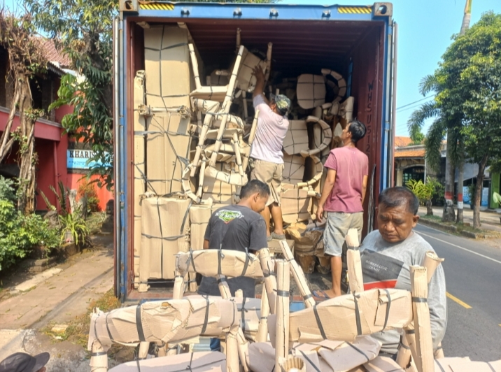 SIAP KIRIM: Proses muat furniture di salah satu showroom di Kecamatan Tahunan baru-baru ini. FIKRI THOHARUDIN/RADAR KUDUS