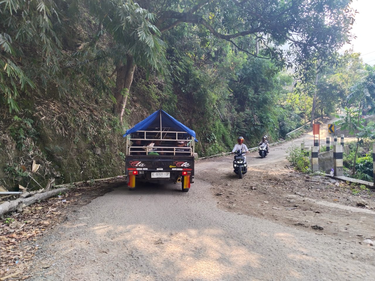 MIRIS: Kondisi jalan Desa Rahtawu, Kecamatan Gebog, Kudus rusak penuh lubang. (SEKARWATI / RADAR KUDUS)