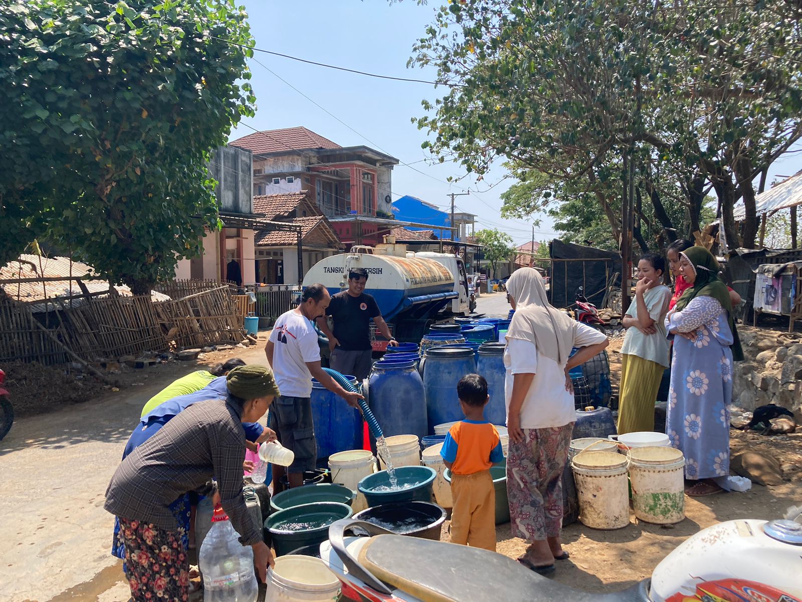 SIGAP: BPBD Kabupaten Jepara salurkan bantuan air bersih terhadap sejumlah wilayah yang alami kekeringan baru-baru ini. BPBD KABUPATEN JEPARA UNTUK RADAR KUDUS
