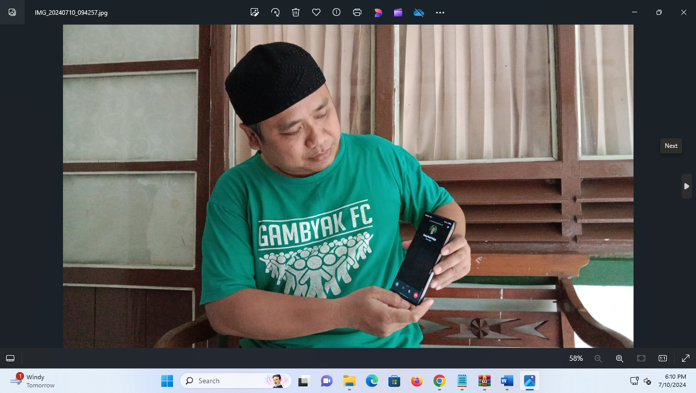 VACHRI RINALDY L/RADAR KUDUS MEMANGGIL: Wakil Ketua DPRD Rembang Bisri Cholil Laquf mencoba menghubungi Ketua DPRD Rembang Supadi namun tidak tersambung.