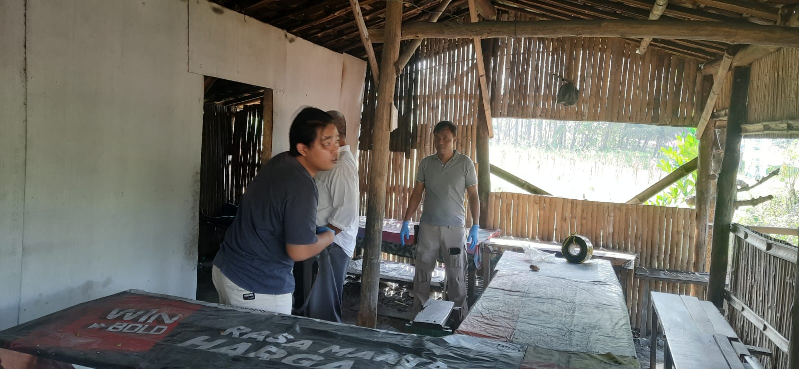 IDENTIFIKASI &ndash; Anggota Polsek Geyer melakukan identifikasi kepada korban ODGJ meninggal dunia di warung milik Tukimin di Jalan Raya Purwodadi-Solo, Desa Ledokdawan (9/7). POLSEK GEYER FOR RADAR KUDUS