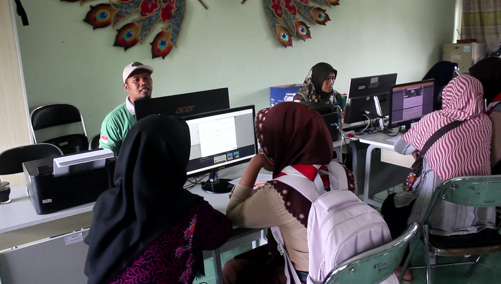DAFTAR: Beberapa guru SMP melayani pendaftaran SMP di Blora belum lama ini. Sementara itu pendaftaran siswa SD masih dibuka. EKO SANTOSO/RADAR KUDUS