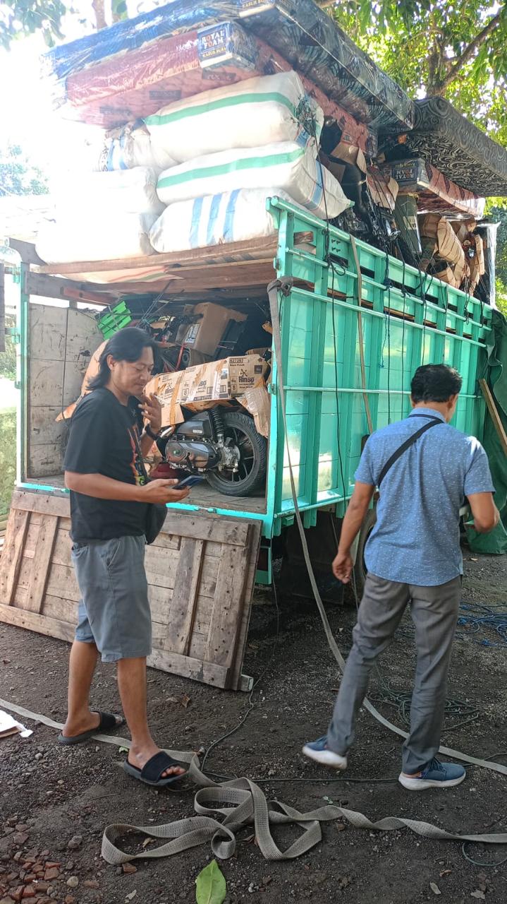 DIAMANKAN: Kepolisian mengecek isi truk berisi motor bodong di wilayah Tlogowungu belum lama ini. Diangkat Truk, Ditutupi Kasur. WARGA UNTUK RADAR KUDUS