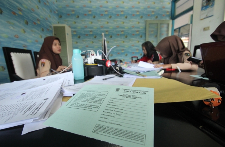 INTEGRASI: Petugas dari Dinas Perikanan mengecek surat permohonan peerbitan surat rekomendasi pembelian BBM bagi nelayan. MOH. NUR SYAHRI MUHARROM/RADAR KUDUS