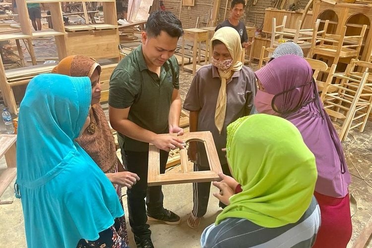 KUALITAS: Salah satu pengusaha mebel Jepara Haidar cek produk mebel yang diproduksi untuk pasar lokal dan internasional. HAIDAR UNTUK RADAR KUDUS