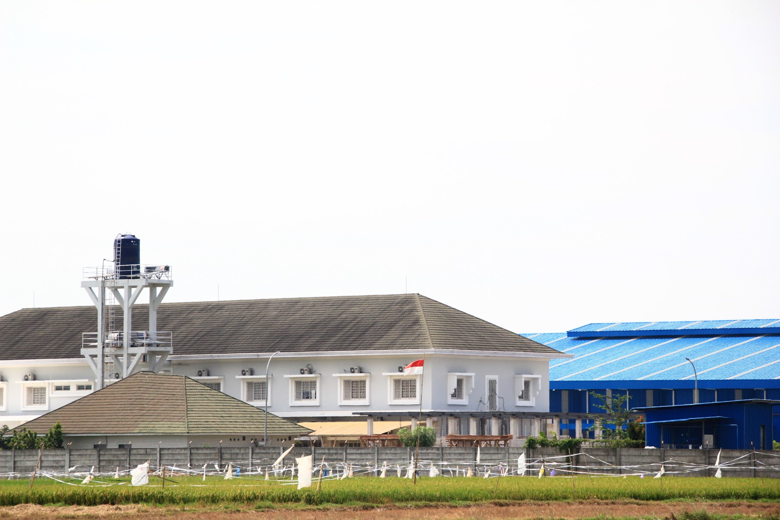 SUDAH BEROPRASI: Pabrik sepatu telah berdiri di wilayah Desa Pasar Banggi dan Sridadi, segera menyusul melengkapi ada garmen. (WISNU AJI/RADAR KUDUS)