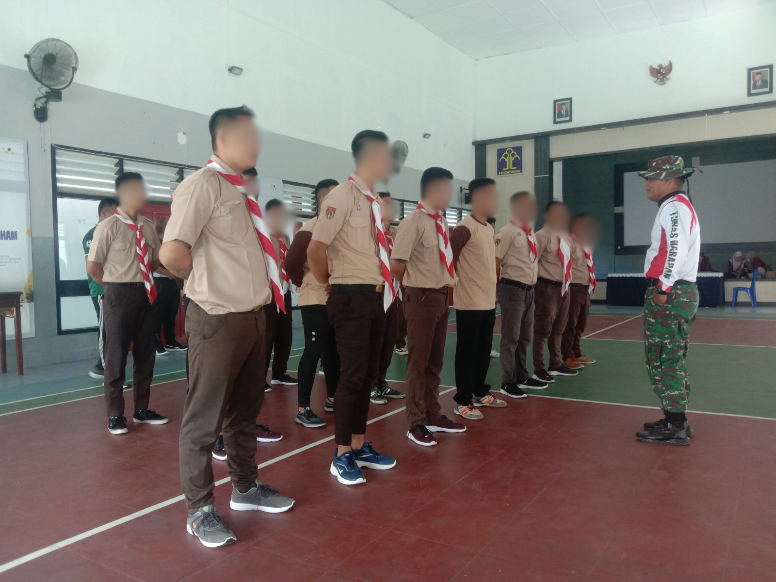 BARIS: Lapas Pati bersama Kodim mengadakan latihan pramuka warga binaan di Ruang Aula Lapas setempat kemarin. ANDRE FAIDHIL FALAH/RADAR KUDUS