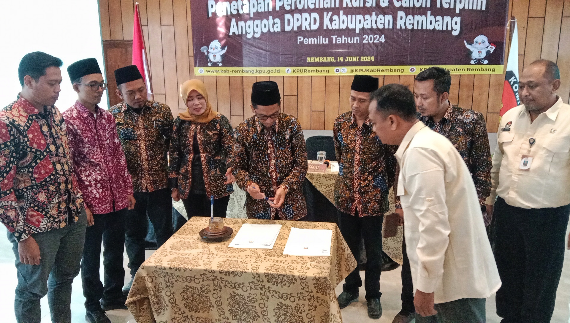 TEKEN DOKUMEN: KPU Rembang melaksanakan pleno penetapan calon legislatif terpilih beberapa waktu lalu. VACHRI RINALDY L/RADAR KUDUS