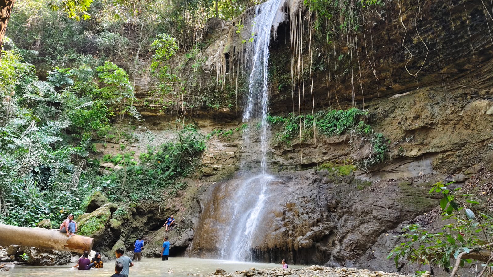EKSOTIS &ndash; Para wisatawan sedang menikmati wisata air terjun Widuri di Desa Kemadohbatur, Kecamatan Tawangharjo, Sabtu (13/7) kemarin. SIROJUL MUNIR/RADAR KUDUS