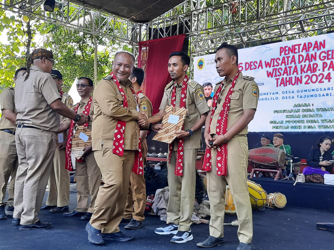 DIKUKUHKAN: Pj Bupati Pati Henggar Budi Anggoro memberikan sertifikat desa wisata kepada desa yang dikukuhkan di Desa Soneyan, Margoyoso kemarin. (ANDRE FAIDHIL FALAH/RADAR KUDUS)
