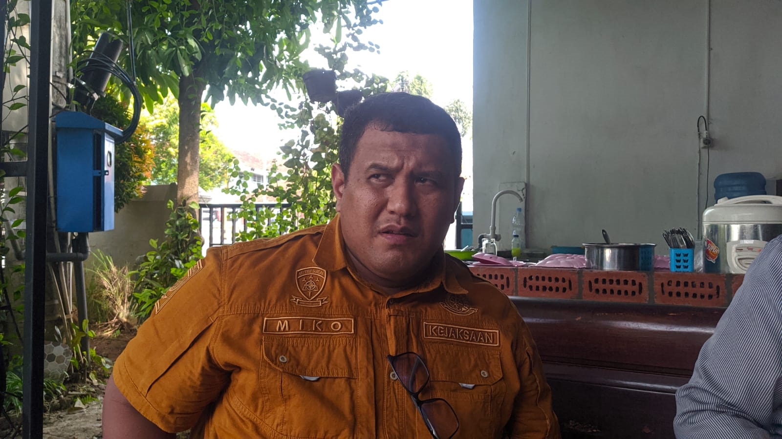 PENDALAMAN: Kasi Intel Kejaksaan Negeri Jatmiko saat dikonfirmasi terkait pemanggilan staf bank Blora Artha. ARIF FAKHRIAN KHALIM/RADAR KUDUS