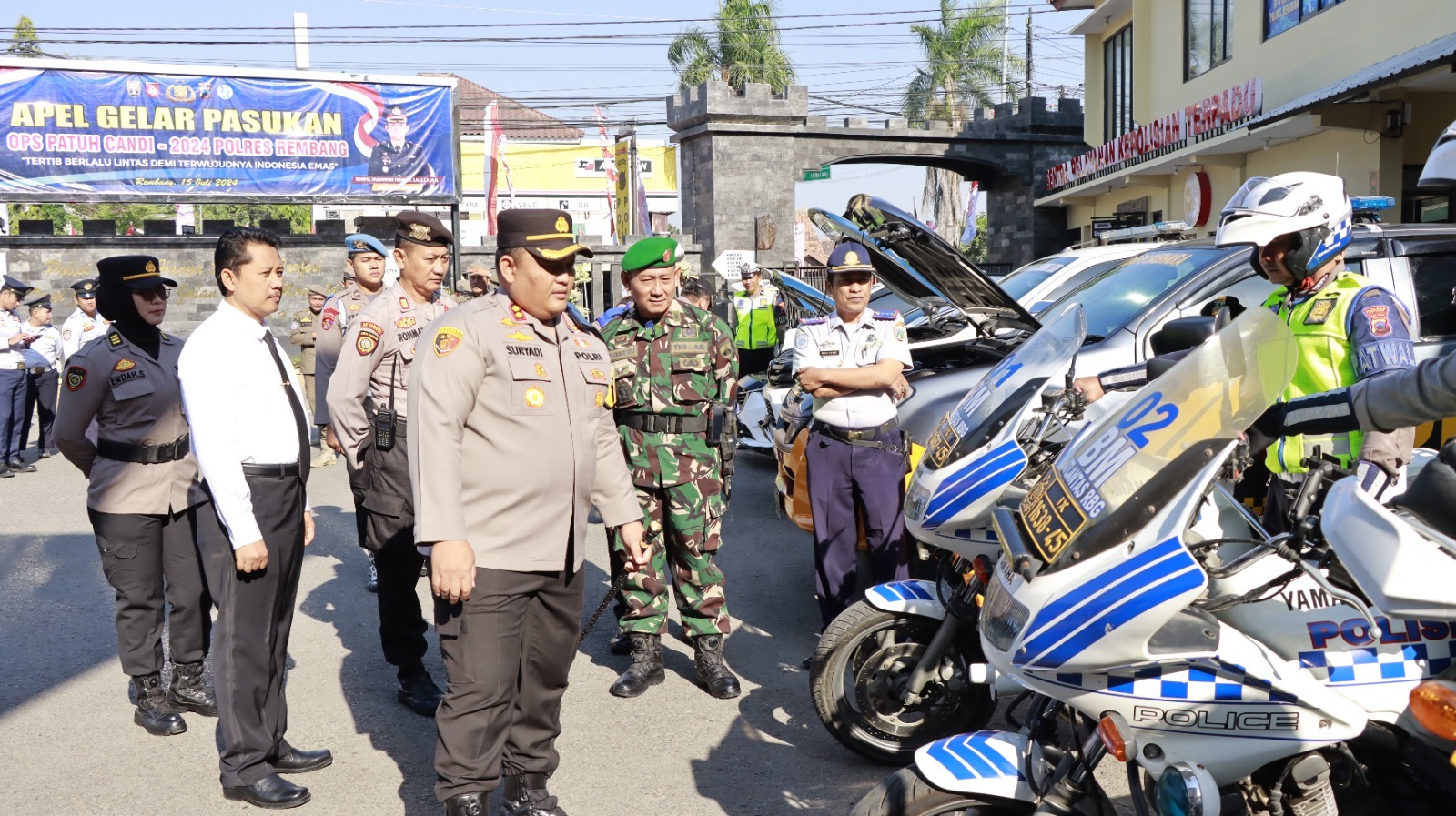 CEK KESIAPAN: Kapolres Rembang AKBP Suryadi cek kendaraan dalam apel Ops Patuh Candi 2024 kemarin.(HUMAS POLRES RBG UNTUK RADARPATI.ID)