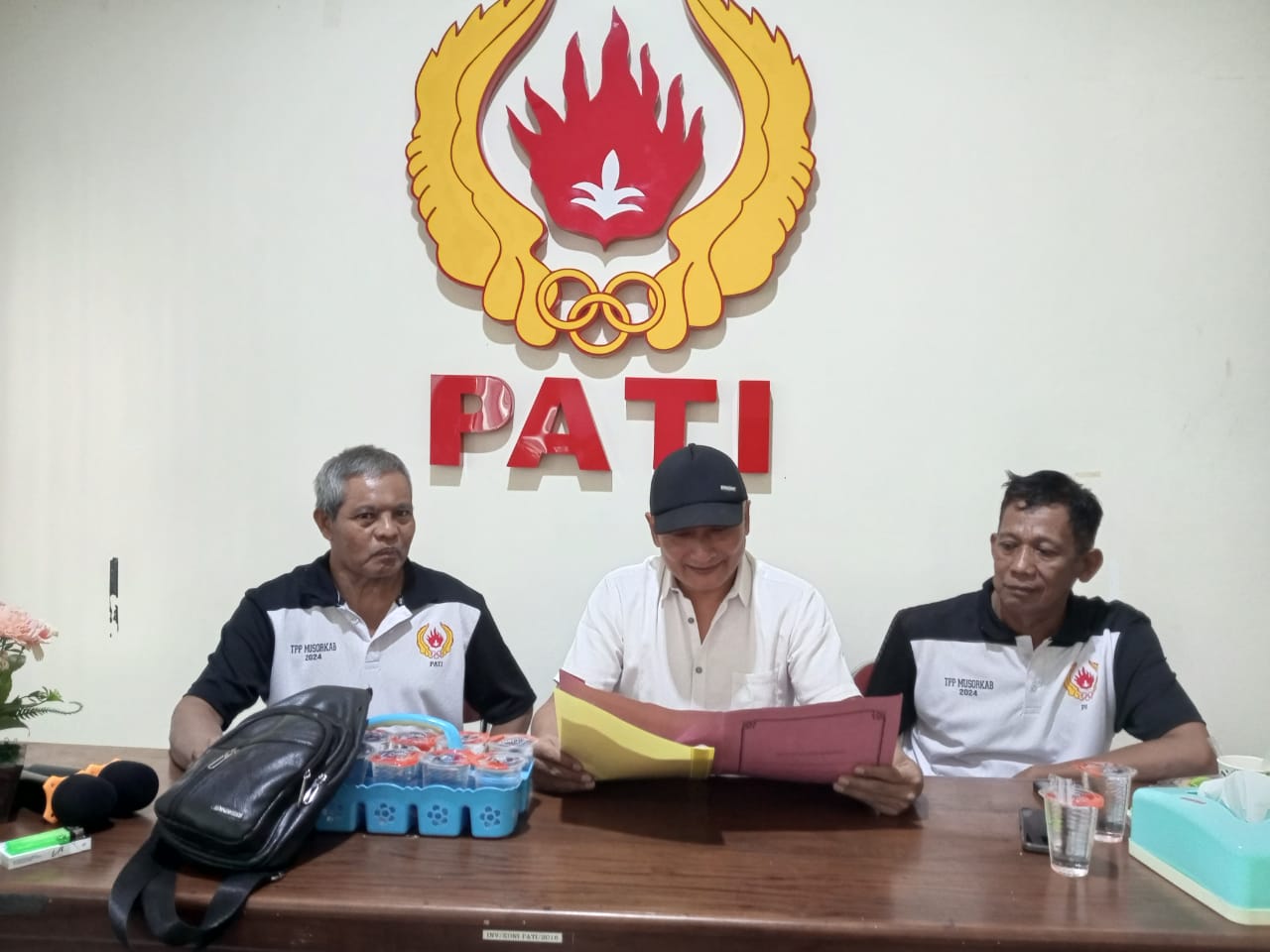 PROSES PEMILIHAN: Tim penjaringan dan penyaringan saat memeriksa berkas formulir yang akan diambil oleh para kandidat bakal calon ketua KONI Pati. (ACHMAD ULIL ALBAB/RADAR KUDUS)