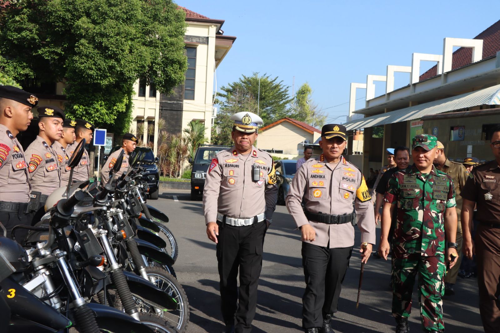 BARIS: Kapolresta Pati Kombes Pol Andhika Bayu Adhittama bersama Kodim 0718/Pati mengecek kesiapan personel di Halaman Mapolresta setempat kemarin. (ANDRE FAIDHIL FALAH/RADAR KUDUS)