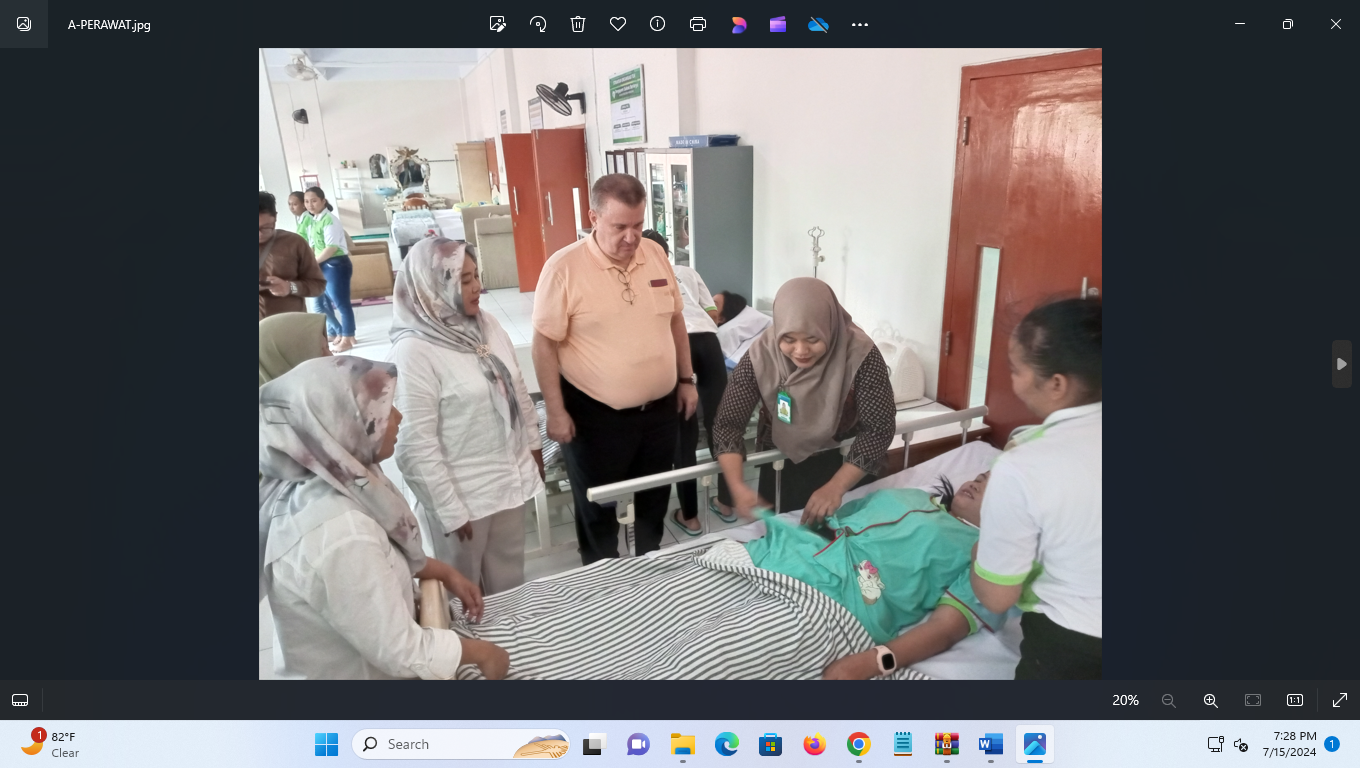 PELUANG: Perwakilan agensi dari Austria melihat standar kualifikasi calon perawat yang bisa dikirim.  (ACHMAD ULIL ALBAB/RADAR KUDUS )