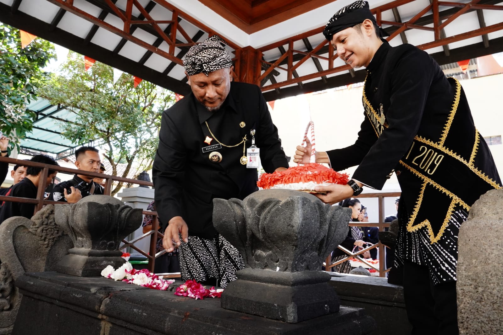 DIPERINGATI: Pj Bupati Pati Henggar Budi Anggoro ziarah ke makam bupati pertama pada tahun lalu. (ANDRE FAIDHIL FALAH/RADAR KUDUS)