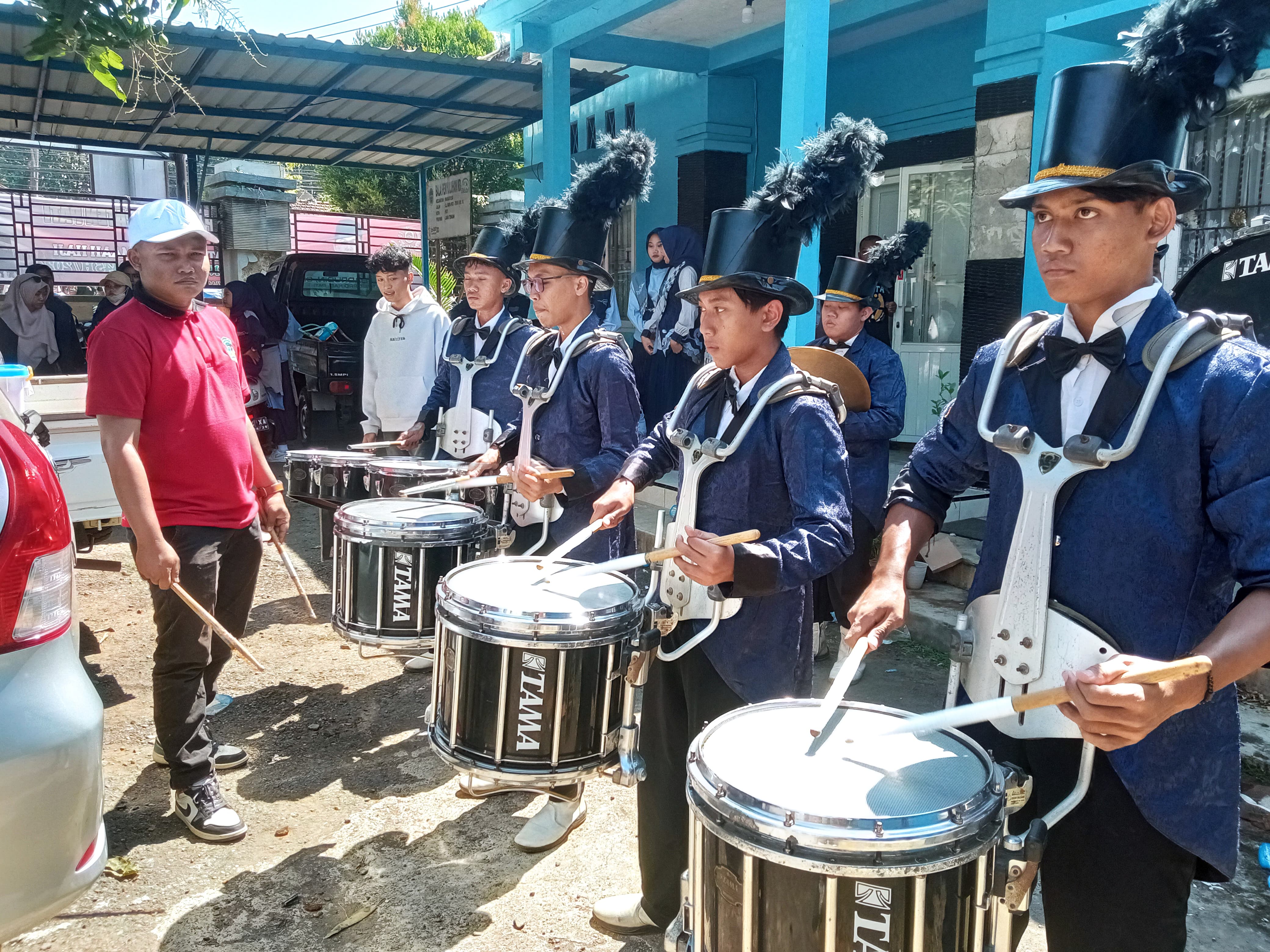 DRUMBAND: Karnaval budaya memeriahkan rangkaian haul Syekh Ahmad Mutamakin Kajen. (ACHMAD ULIL ALBAB/RADAR KUDUS )