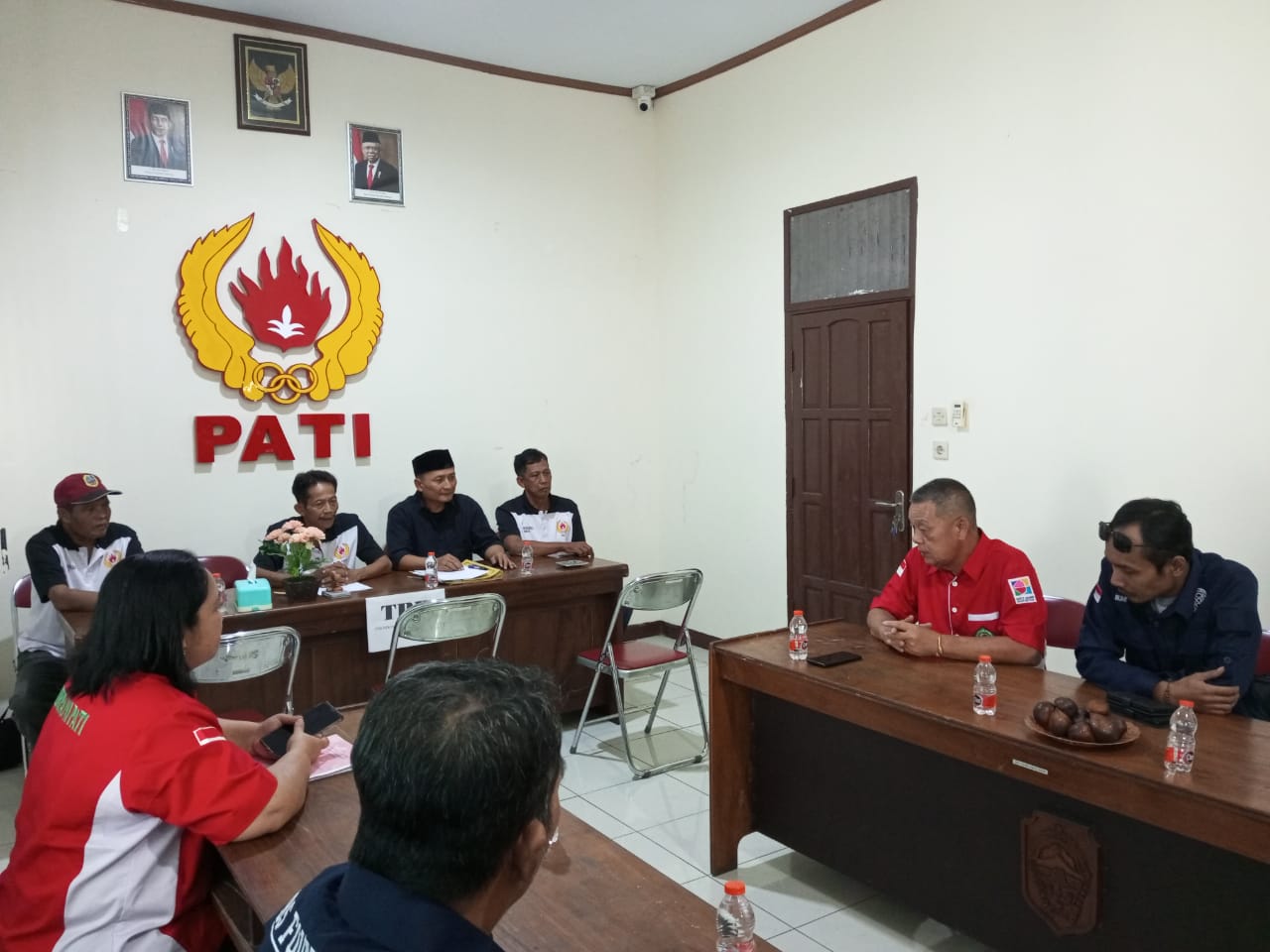 PERCAYA DIRI: Proses pendaftaran Sutarto Oenthersa sebagai bakal calon Ketua KONI Pati siang kemarin. (ACHMAD ULIL ALBAB/RADAR KUDUS )
