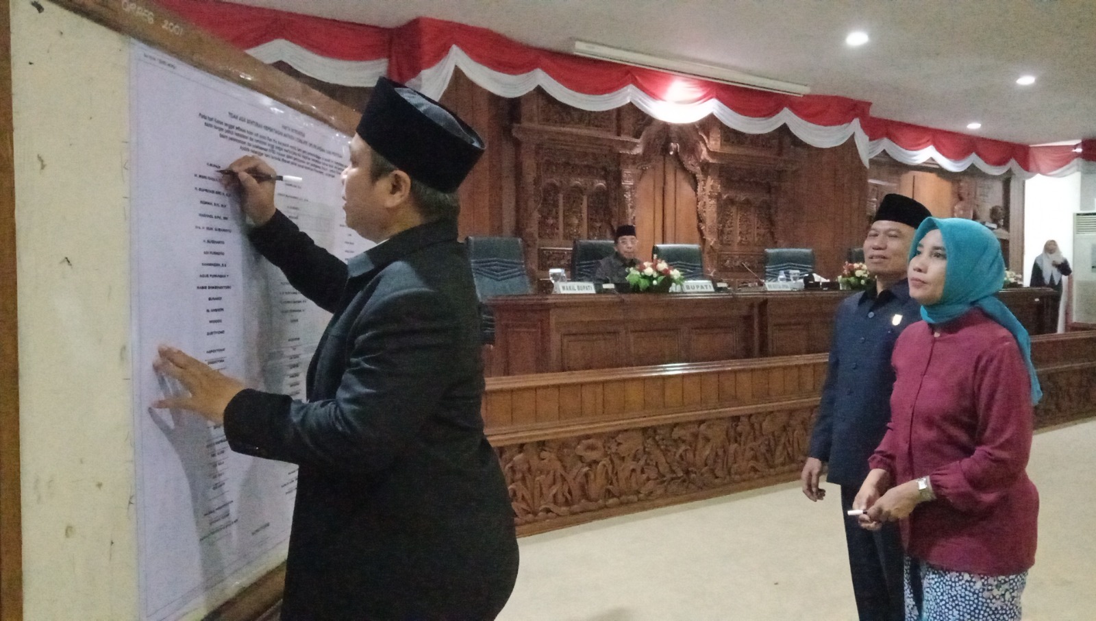SEPAKAT: DPRD Rembang telah menandatangani pakta integritas untuk tidak ada benturan kepentingan antara legislatif, OPD, dan penyedia jasa. (VACHRI RINALDY L/RWDAR KUDUS)