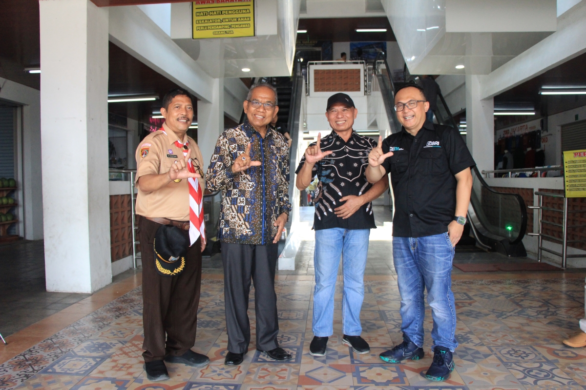 SINERGI: Kepala Dindagkop dan UMKM (dari kiri), pengusaha asal Rembang Atna Tukiman, Wakil Ketua DPRD Rembang Supriyadi, Pemimpin BRI Rembang Devi Ridwan mengunjungi pasar Kreatif Lasem.