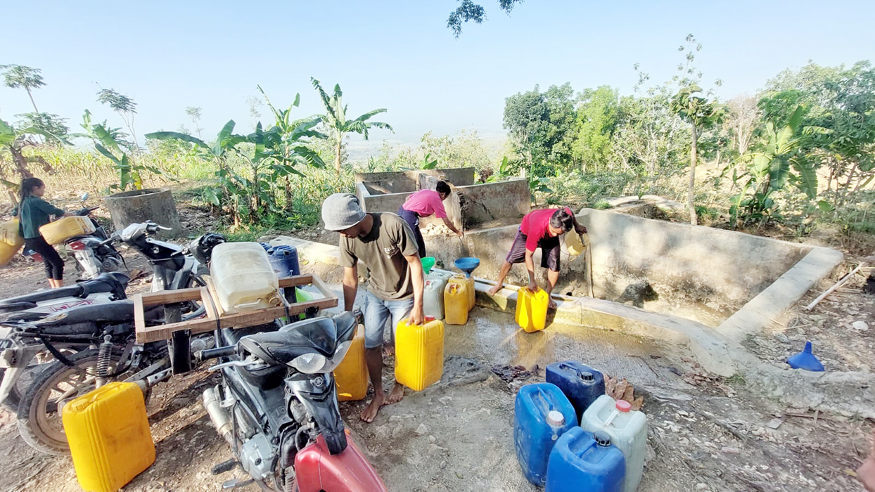 ANTRE: Kondisi Warga Desa Jurangjero, Kecamatan Bogorejo saat musim kemarau tahun lalu.(ARIF FAKHRIAN KHALIM/RADARPATI.ID)
