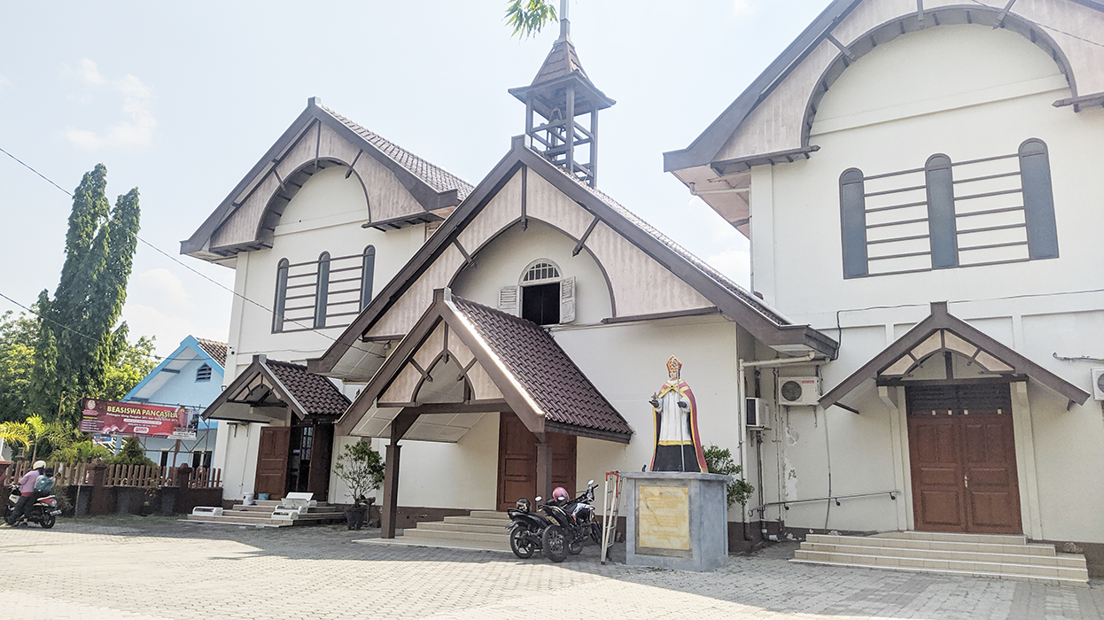 TERTUA: Kondisi Gereja Katolik Saint Willibrordus yang merupakan bangunan peninggalan pada masa kolonial Belanda. (ARIF FAKHRIAN KHALIM/RADARPATI.ID)