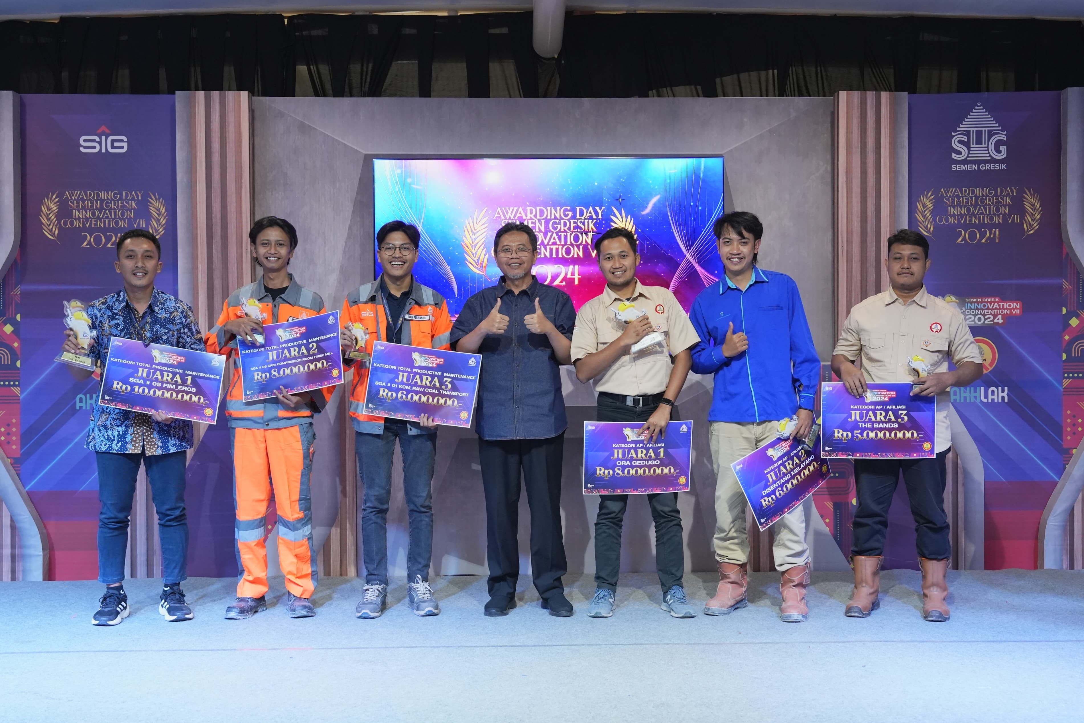 PT SEMEN GRESIK UNTUK RADAR KUDUS AWARDING: Para innovator perusahaan mendapat apresiasi dari PT Semen Gresik.