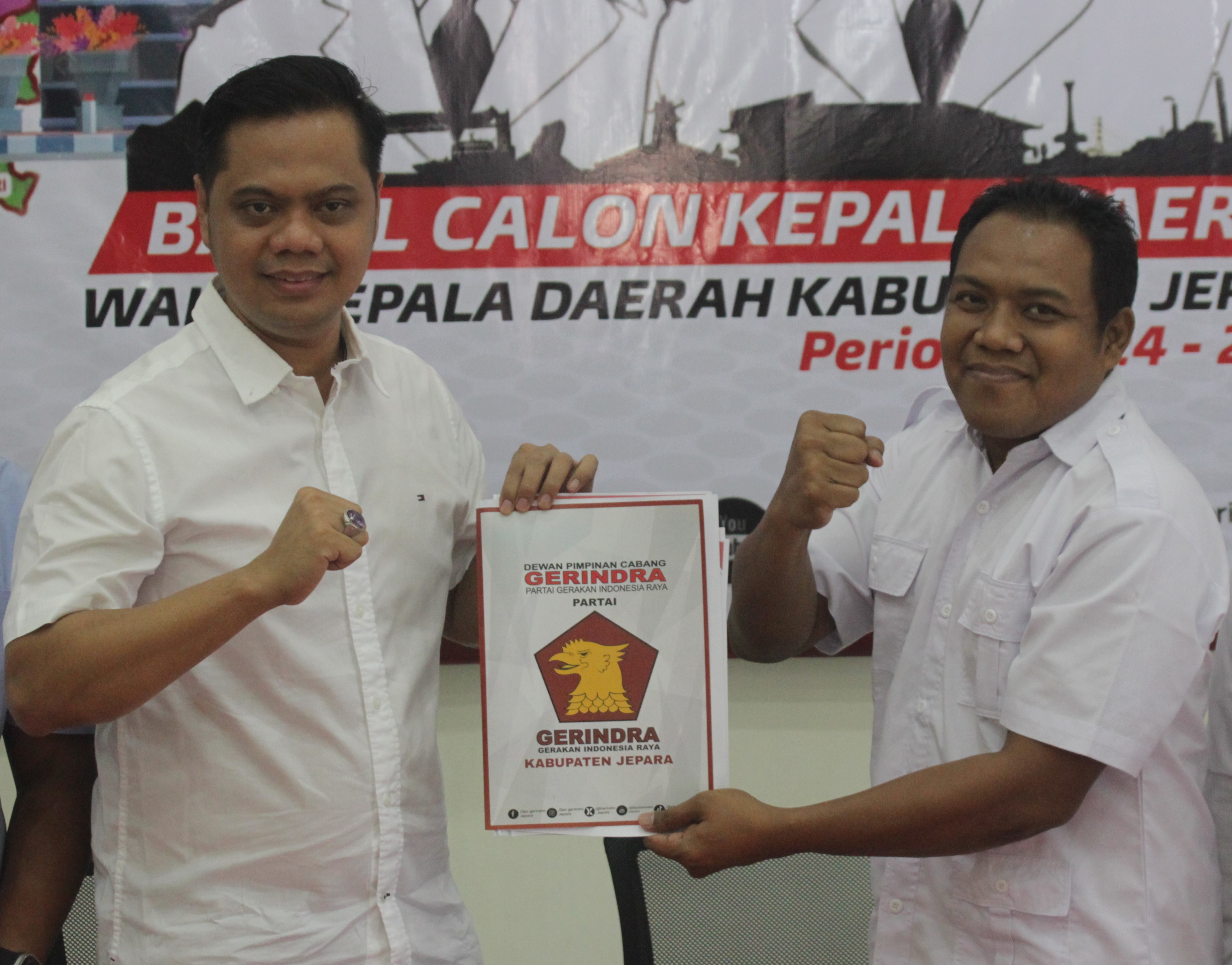 NAMA BARU: Wiwit foto bersama Purwanto, Ketua Desk Pilkada Gerindra Jepara saat pendaftaran penjaringan calon kepala daerah belum lama ini. (MOH. NUR SYAHRI MUHARROM/RADAR KUDUS)  &nbsp;