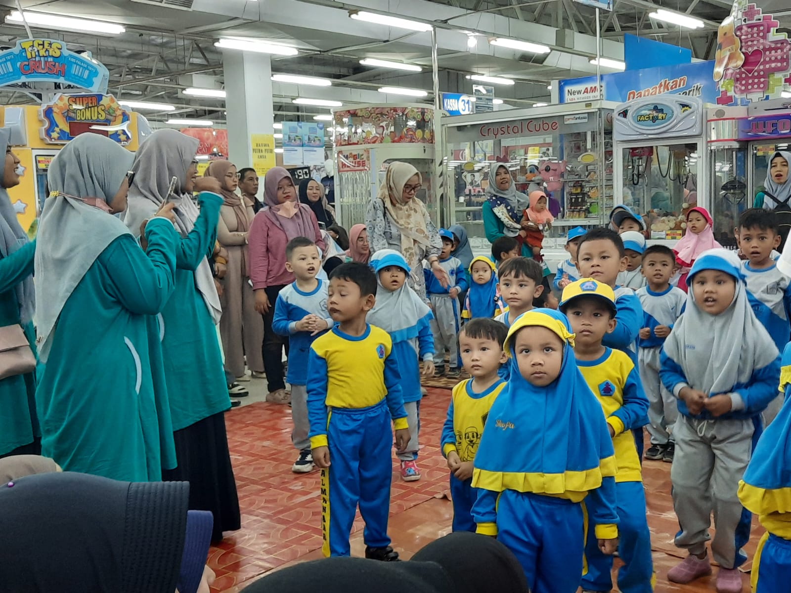 MASUK KELAS: Orangtua menunggui anak-anaknya di tingkat PAUD saat perdana masuk sekolah tahun lalu. (INDAH SUSANTI/RADAR KUDUS)