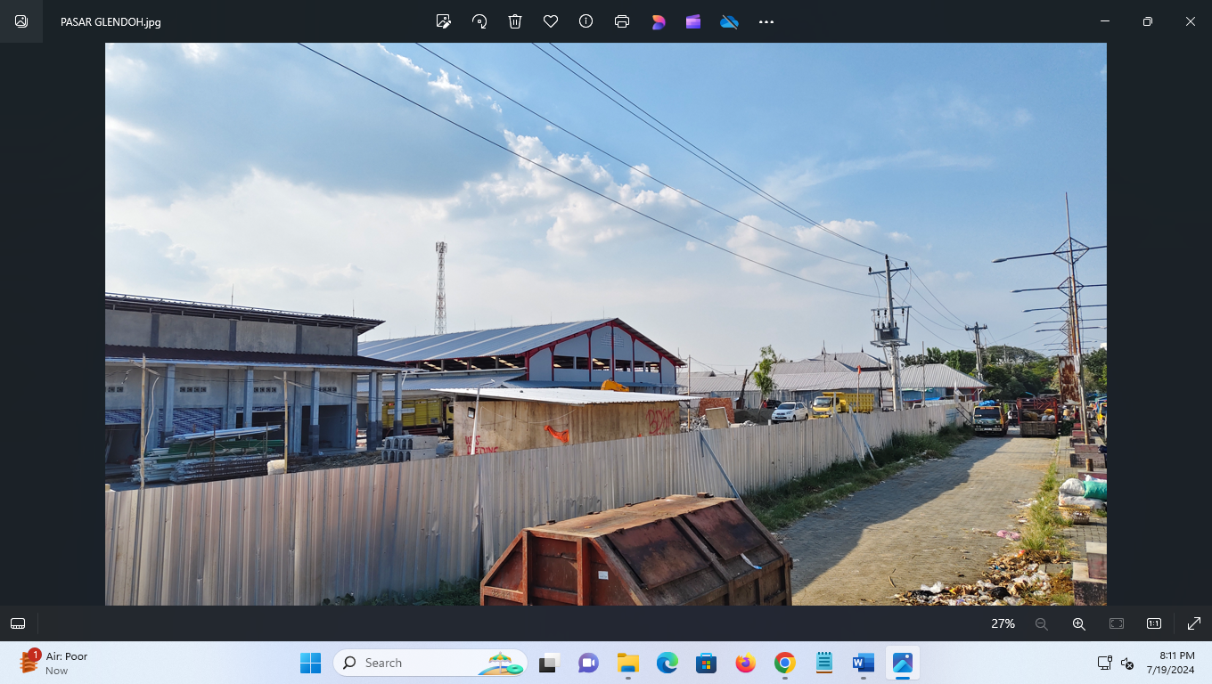 PROSES FINISHING: Pembangunan Pasar Glendoh di Jalan Gajah Mada Purwodadi sudah capai 77 persen dan tinggal finishing sebelum serah terima penempatan. (SIROJUL MUNIR/RADAR KUDUS)