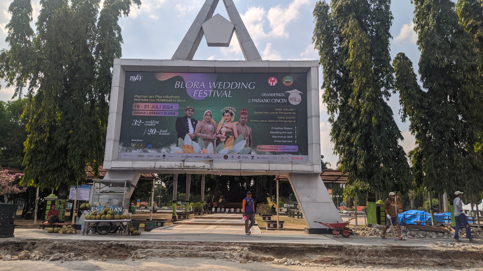 MULI DIBONGKAR: Sejumlah pekerja tampak mulai membongkar pondasi Alun-Alun Blora. (ARIF FAKHRIAN KHALIM/RADAR KUDUS)