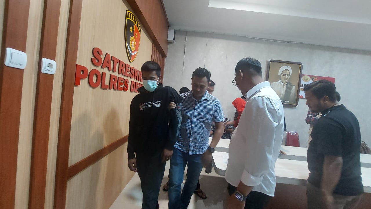 MUNCIKARI : Pelaku pembunuhan berinisial AE saat digelandang di Satreskrim Polres Demak Jumat (19/7). ( WAHIB PRIBADI/RADAR SEMARANG)
