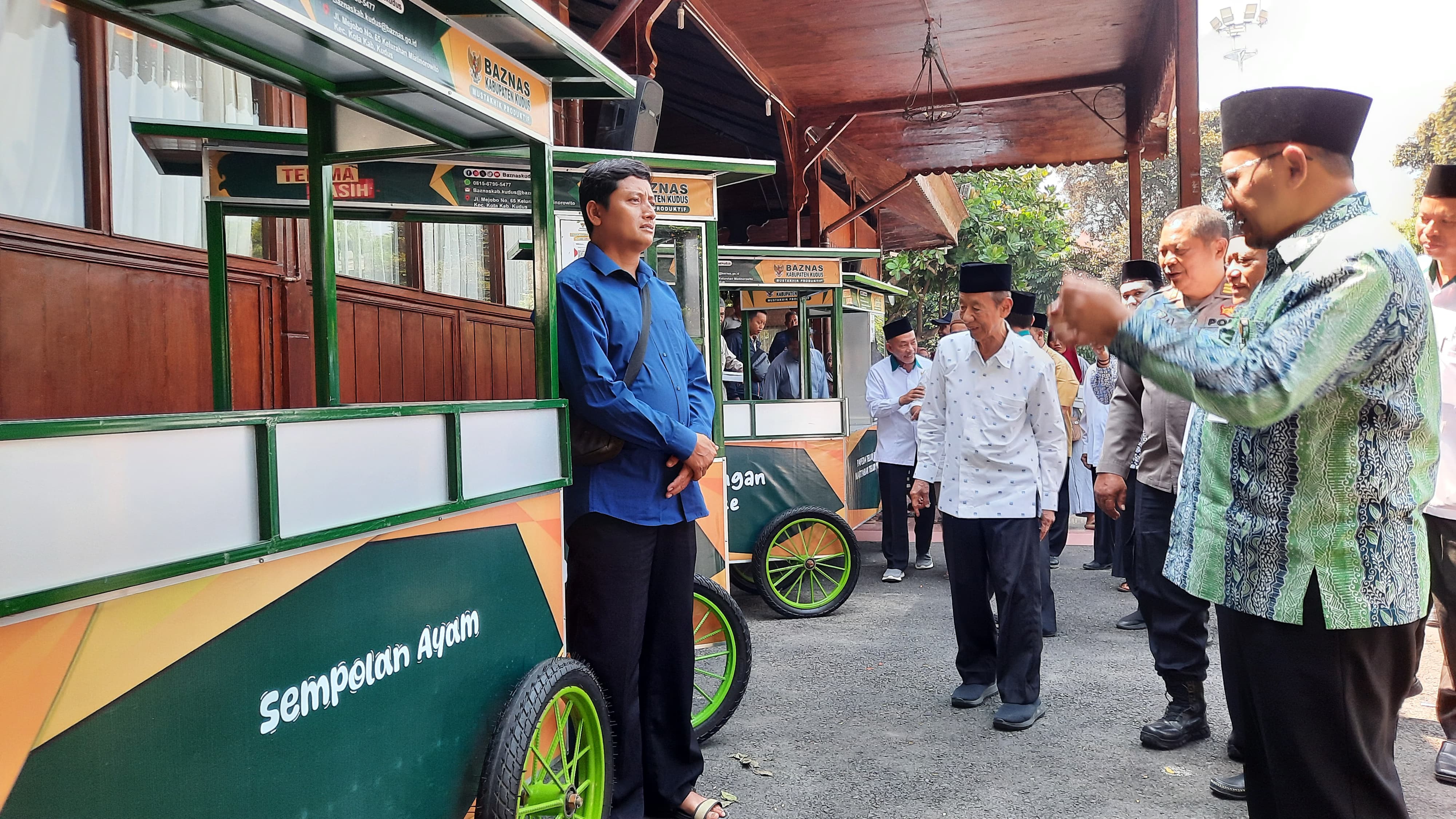 DIBERI BANTUAN: Pj Bupati Kudus M. Hasan Chabibie melihat langsung gerobak bantuan dari Baznas di Pendapa Kudus kemarin. INDAH SUSANTI/RADAR KUDUS