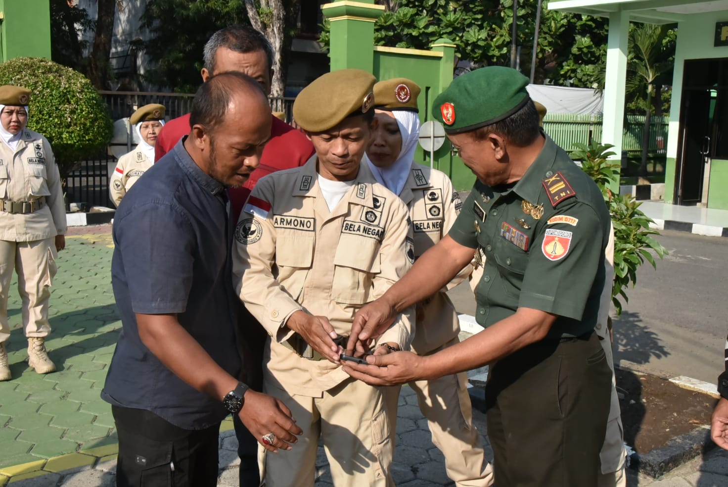 DICEK: Kasdim 0717/Grobogan Mayor Cba A.M Ichfani saat mengecek gawai miliki anggota baik TNI maupun ASN. INTAN MAYLANI SABRINA/RADAR KUDUS
