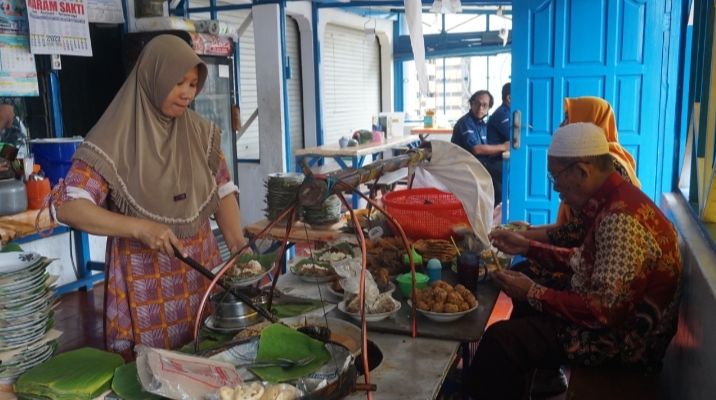 MENARIK : Seorang pedagang nasi gandul sedang melayani pembeli di daerah Gajahmati Pati Kota belum lama ini. ACHMAD ULIL ALBAB/RADAR KUDUS