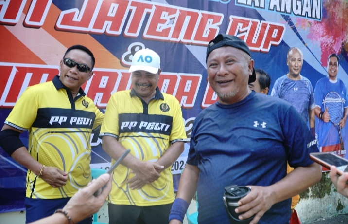 RAMAH : Pj Bupati Pati Henggar Budi Anggoro saat menyambut peserta kejuaraan tenis lapangan di Lapangan Tenis Bakorwil Pati. ACHMAD ULIL ALBAB/RADAR KUDUS