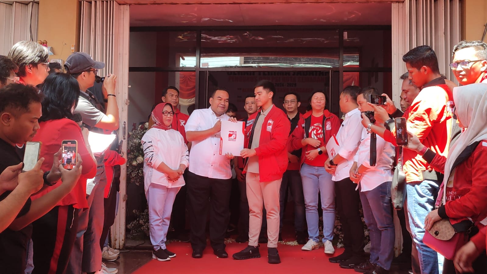 SAH: Bupati Blora Arief Rohman saat menerima surat rekomendasi dari Ketua Umum PSI Kaesang Pangarep. PROKOMPIM PEMKAB BLORA UNTUK RADAR KUDUS