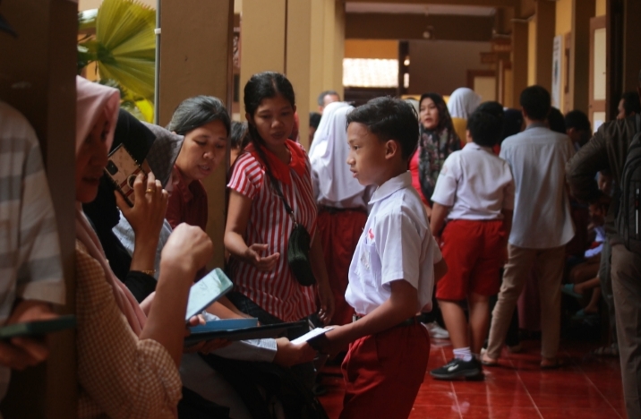 KURANG: Beberapa wali murid mengantarkan anaknya untuk mendaftar di sebuah sekolah negeri di Jepara beberapa waktu lalu. MOH. NUR SYAHRI MUHARROM/RADAR KUDUS