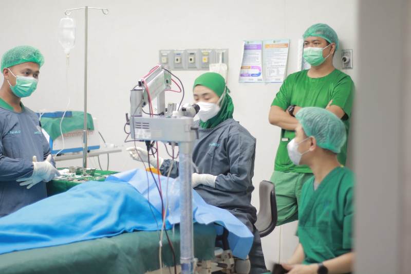 DIBANTU: RSU Fastabiq Sehat PKU Muhammadiyah Pati melaksanakan bantuan operasi katarak gratis di RS setempat belum lama ini.