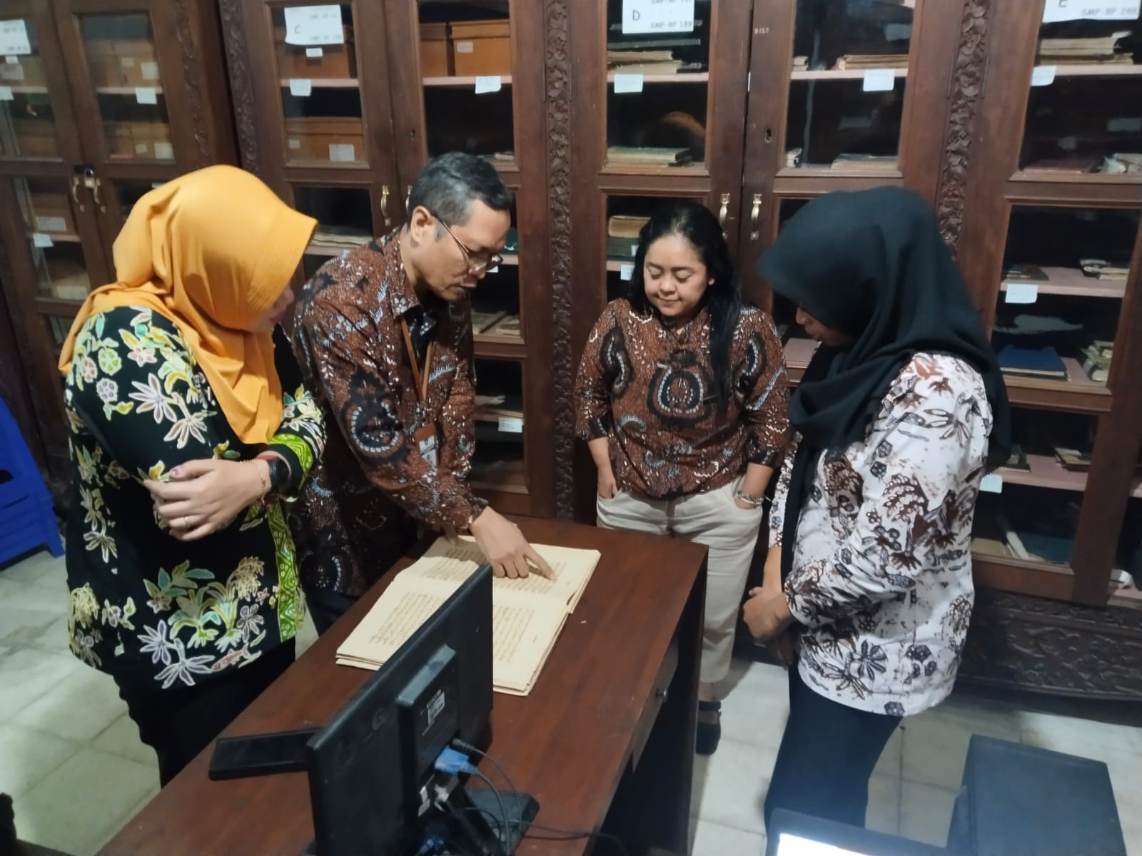 TELUSURI: Staf Dinas Arpus Pati bersama pengelola Museum Radya Pustaka Surakarta menelisik manuskrip yang berhubungan dengan Kabupaten Pati baru-baru ini. ARPUS PATI UNTUK RADAR KUDUS