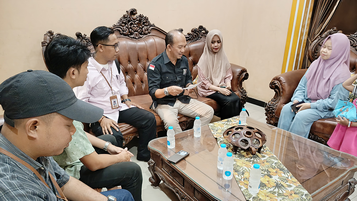 COKLIT KE PEMILIH : Bawaslu Kabupaten Grobogan melakukan pengawasan coklit di salah satu warga dalam tahapan Pemilu 2024. (SIROJUL MUNIR/RADARPATI.ID)