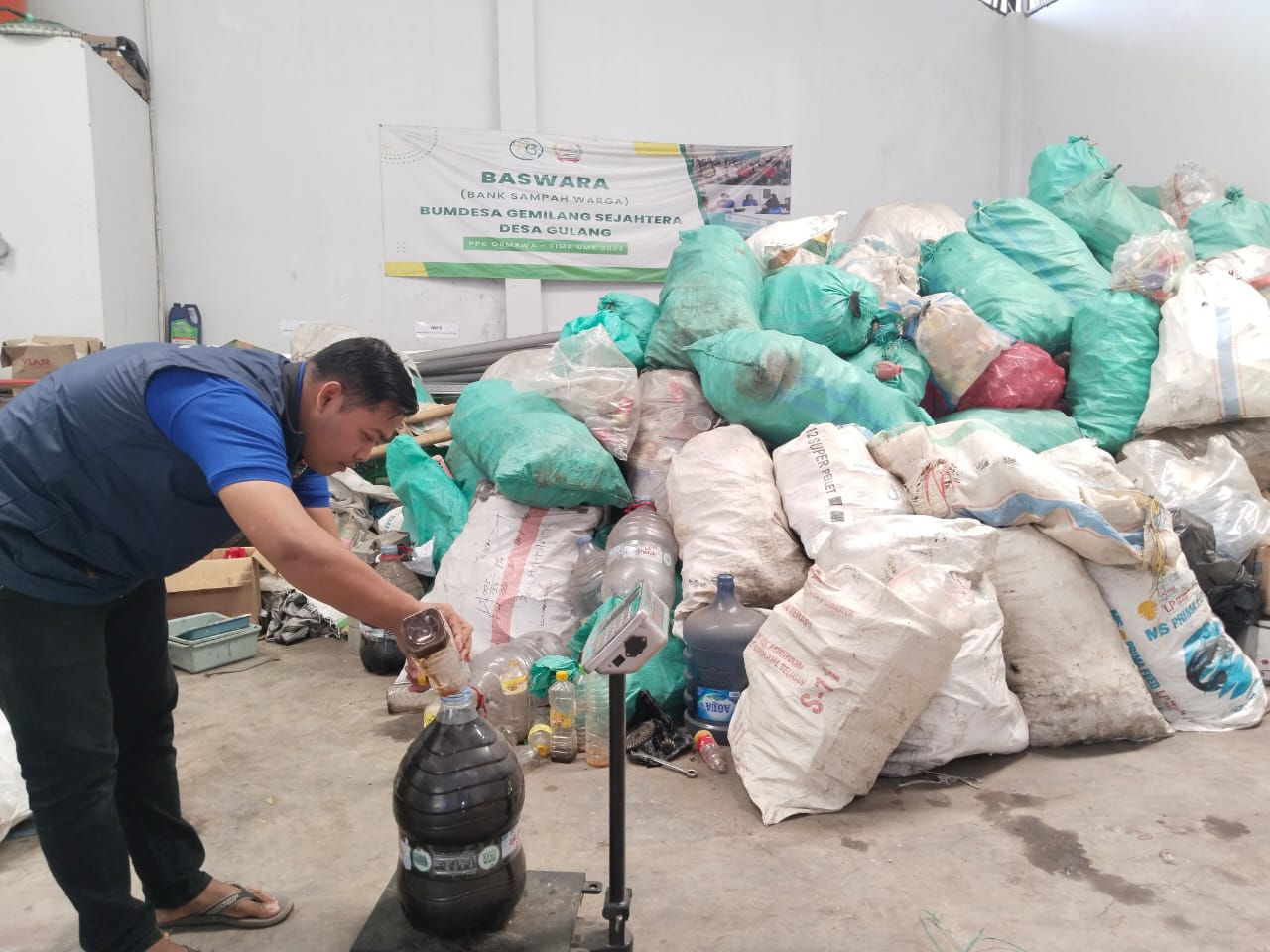 UNTUNG: Petugas menimbang minyak jelantah disetorkan warga di BUMDes Gumilang Sejahtera Desa Gulang, Kecamatan Mejobo, Kudus. (SEKARWATI / RADARPATI.ID)