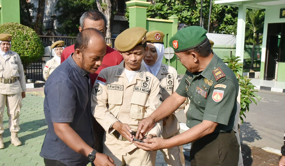 DICEK: Kasdim 0717/Grobogan Mayor Cba A.M Ichfani mengecek gawai miliki anggota baik TNI maupun ASN. (INTAN MAYLANI SABRINA/RADARPATI.ID)